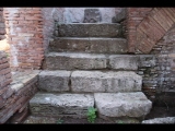 05746 ostia - regio iii - insula v - casa delle volte dipinte (iii,v,1) - raum ix - treppe - 01-2024.jpg